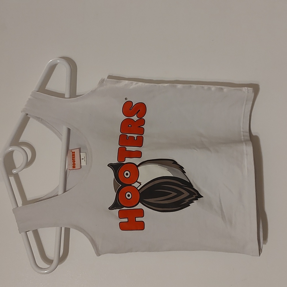 Hooters shirt small